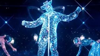 Mask Singer 2022 : qui est le Cowboy, 2e star internationale de la saison ? Les indices et théories sur son identité