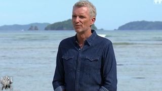 Koh Lanta : que fait réellement Denis Brogniart pendant l'épreuve des poteaux ? Des finalistes révèlent ce qu'on ne voit pas