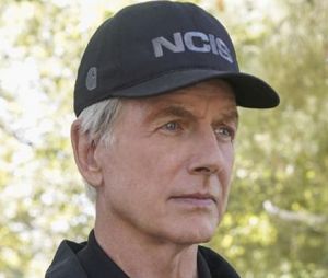 La bande-annonce du dernier épisode de Gibbs dans la saison 19 de NCIS. Mark Harmon (Gibbs) explique enfin son départ et tease déjà un retour, "Je ne suis pas à la retraite"