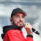 "On te donne la Une de tel magazine si tu fais ton coming-out" : saoulé par les remarques sur sa sexualité, Christophe Willem fait le point