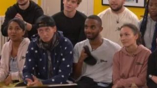 Trop à l'aise, un candidat de Star Academy pète devant les autres... Anisha et Carla sont écoeurées, "Je déteste ça ! Je pars !"