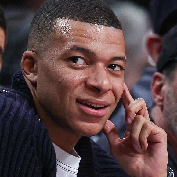 Après son histoire avec Rose Bertram, Kylian Mbappé se rapprocherait d'Agathe Auproux selon Aqababe.