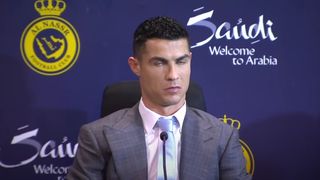 "Tellement gênant" : Cristiano Ronaldo fracassé par les internautes après sa conférence de presse hypocrite en Arabie Saoudite