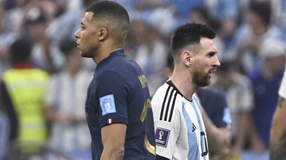Kylian Mbappé snobe la haie d'honneur de Messi au PSG, le regard tueur de son frère fait hurler les internautes