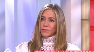 "Elle ressemble à Brigitte Macron en plus jeune" : Jennifer Aniston présente à Paris, les internautes critiquent violemment son physique
