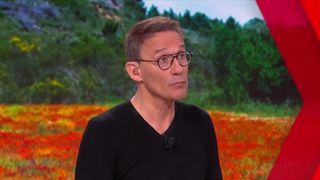 "Je l'ai surpris faire pipi..." : Julien Courbet balance sur son chroniqueur, grand moment de gêne dans Ca peut vous arriver