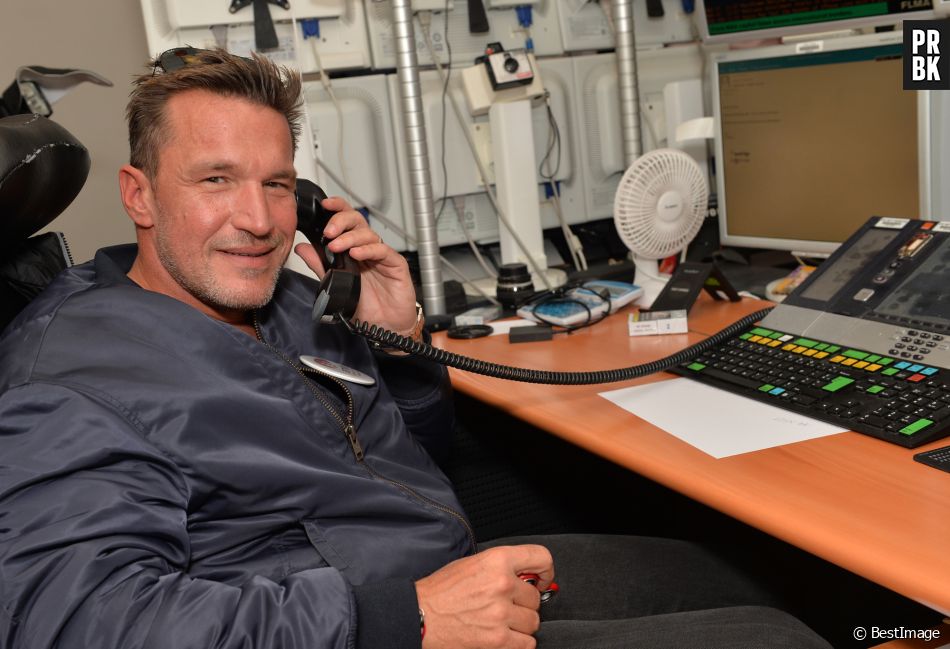 Benjamin Castaldi lors de la 13ème édition du Charity Day dans la salle des marchés d'Aurel BGC dans le quartier de la Bourse à Paris le 11 septembre 2017. De l’ouverture des marchés ce matin, à leur clôture ce soir, ce sont plus d’une cinquantaine de personnalités françaises qui se sont relayées dans la salle des marchés d’Aurel BGC dans le quartier de la Bourse à Paris. Toutes étaient là pour tenter de lever un maximum de fonds pour leur association respective -7 réunies aujourd’hui- dans le cadre du Charity Day. Cet évènement est organisé depuis 2004 dans les 20 bureaux du groupe basé à New York, le jour du 11 septembre, en commémoration des 658 employés de BGC Partners et des 61 employés d’Eurobrokers qui ont péri dans l’attentat des tours du World Trade Center à New-York en 2001. En 13 éditions, pas moins de 135 millions de dollars ont été redistribués à l’échelle internationale (12 millions de dollars pour l’année 2016 uniquement). Et en ce jour particulier, ce sont les parrains et marraines célèbres des associations qui ont décroché les téléphones pour passer des ordres sur les marchés en bourse, chaperonnés pour l’occasion par les équipes d'Aurel BGC. Au terme de la journée, l’intégralité du chiffre d’affaires réalisé est reversée aux 7 associations. © Veeren / Bestimage