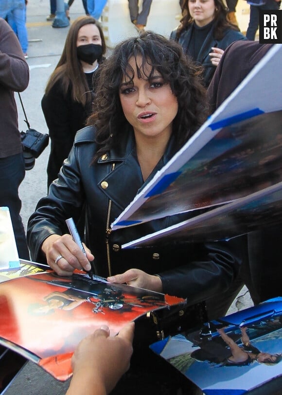 Michelle Rodriguez signe des autographes lors de l'avant-première du film "Donjons et Dragons : L'Honneur des voleurs" à Westwood le 26 mars 2023.  Westwood, CA - Michelle Rodriguez greets fans at Dungeons & Dragons premiere in Westwood, CA 