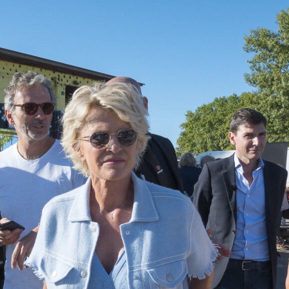 No Web - Sophie Davant sur le tournage de l'émission "Affaire conclue" aux Puces du Canal à Villeurbanne. Le 11 septembre 2022 © Sandrine Thesillat / Panoramic / Bestimage  