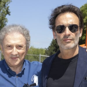 Exclusif - Sophie Davant, Michel Drucker, Anthony Delon - Festival des Livres et des Artistes organisé par l'association "Lecture pour Tous" engagée dans la lutte contre l'illettrisme au Mail Branly à Paris le2 juillet 2022. © Pierre Perusseau/ Jack Tribeca / Bestimage  No web pour Belgique et Suisse 