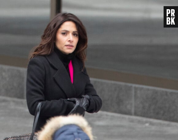 Exclusif - Sarah Shahi et Mike Vogel tournent la nouvelle saison de la série à succès "Sex/Life" à Toronto, le 28 février 2022.  Exclusive - Sarah Shahi is spotted on the Toronto set of her popular Netflix show Sex/Life with co-star Mike Vogel. Sarah and Mike, play husband and wife, Billie Connelly and Cooper Connelly. In the scene the couple look like they're having a tough time getting along. February 28th, 2022. 