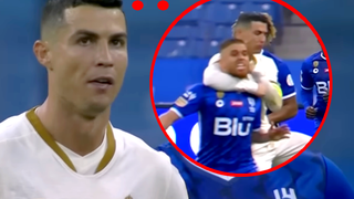 "Honteux et dangereux" : Cristiano Ronaldo étrangle un joueur en plein match et lâche un geste obscène en entendant le nom de... Messi, les internautes scandalisés