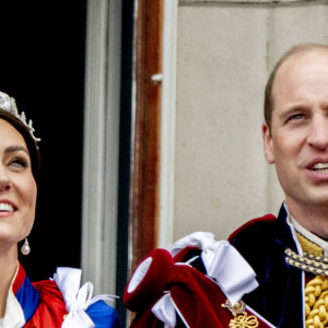 La famille royale britannique salue la foule sur le balcon du palais de Buckingham lors de la cérémonie de couronnement du roi d'Angleterre à Londres Le prince William, prince de Galles, et Catherine (Kate) Middleton, princesse de Galles, Le prince Louis de Galles 
