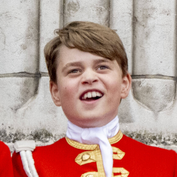 La famille royale britannique salue la foule sur le balcon du palais de Buckingham lors de la cérémonie de couronnement du roi d'Angleterre à Londres Le prince George de Galles 