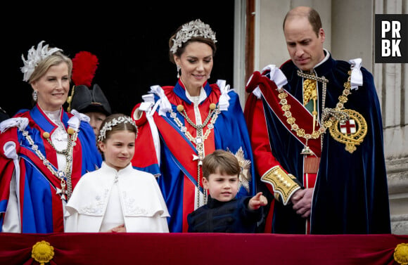 La famille royale britannique salue la foule sur le balcon du palais de Buckingham lors de la cérémonie de couronnement du roi d'Angleterre à Londres Sophie Rhys-Jones, comtesse de Wessex, Le prince William, prince de Galles, et Catherine (Kate) Middleton, princesse de Galles, La princesse Charlotte de Galles, Le prince Louis de Galles