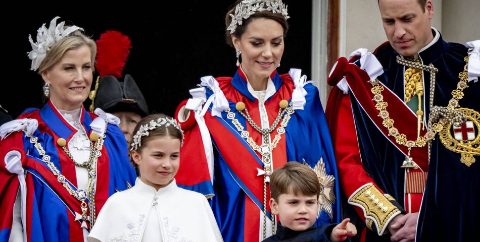 La Famille Royale Britannique Salue La Foule Sur Le Balcon Du Palais De Buckingham Lors De La