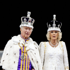 La famille royale britannique salue la foule sur le balcon du palais de Buckingham lors de la cérémonie de couronnement du roi d'Angleterre à Londres Le roi Charles III d'Angleterre et Camilla Parker Bowles, reine consort d'Angleterre
