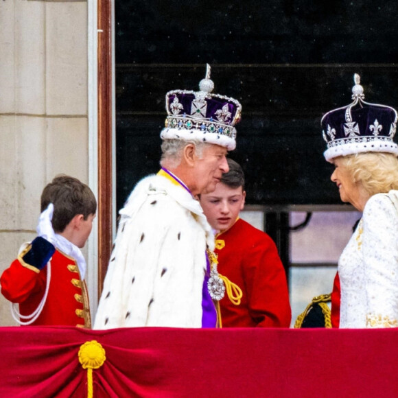 Le roi Charles III d'Angleterre et Camilla Parker Bowles, reine consort d'Angleterre - La famille royale britannique salue la foule sur le balcon du palais de Buckingham lors de la cérémonie de couronnement du roi d'Angleterre à Londres le 5 mai 2023. 