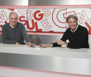 Exclusif - Alain Marschall, Olivier Truchot - Remise du trophée Grandes Gueules Moyen Orient pendant l’émission éponyme présentée par B.Petrover en duplex depuis Tel Aviv à Paris le 15 décembre 2022 - © Jack Tribeca / Bestimage