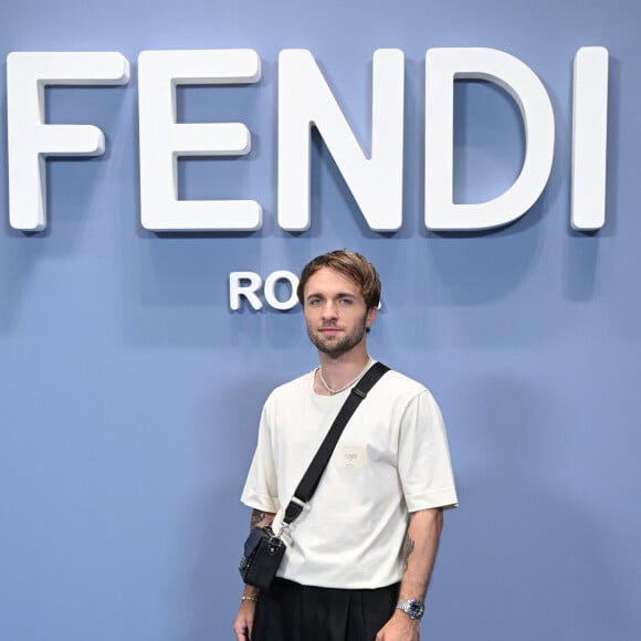Pour cela, il a misé sur un casting XXL.
Squeezie au photocall du défilé FENDI "Collection Prêt-à-Porter Homme Printemps/Eté 2023" lors de la Fashion Week de Milan (MLFW), le 18 juin 2022.