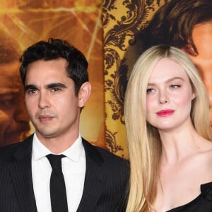 Max Minghella et sa compagne Elle Fanning à la première du film "Babylon" à Los Angeles, le 15 décembre 2022.