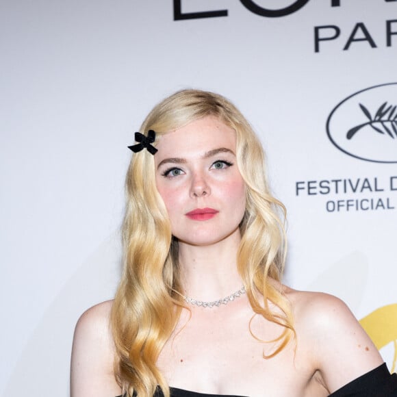 Elle Fanning au photocall du dîner "L'Oréal" lors du 75ème Festival International du Film de Cannes, le 18 mai 2022.