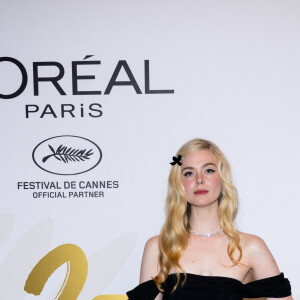 Elle Fanning au photocall du dîner "L'Oréal" lors du 75ème Festival International du Film de Cannes, le 18 mai 2022.