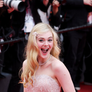 Elle Fanning - Montée des marches du film « Top Gun : Maverick » lors du 75ème Festival International du Film de Cannes. Le 18 mai 2022 © Dominique Jacovides / Bestimage