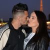 Julien Tanti et Manon Marsault s'embrassent devant la tour Eiffel. © Veeren/Bestimage