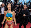 Elles s'étaient mises en scène à l'instar des Femen, ce mouvement féministe justement né en Ukraine en 2008 : dénudés, leurs corps étaient marqués d'inscriptions fortes, comme "Stop Raping Us" : "Arrêtez de nous violer". Une allusion aux crimes de guerre commis par les soldats russes...
Manifestation de colère contre la guerre en Ukraine lors de la montée des marches du film "Three Thousand Years of Longing" lors du 75ème Festival International du Film de Cannes. Le 20 mai 2022 © Olivier Borde / Bestimage 