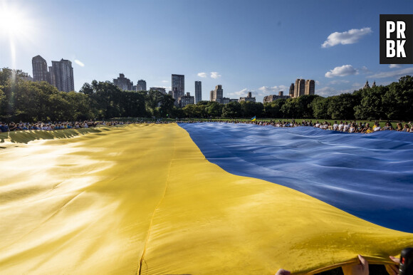 Bon, quand on voit la présentation du dernier film de Maïwenn lors de cette nouvelle édition, et la standing ovation réservée à Johnny Depp, on se dit que ces protestations n'ont certainement pas fini de s'incruster sur la Croisette. Et de nous faire réfléchir au-delà du strass. 
Un drapeau géant aux couleurs de l'Ukraine est déployé à Central Park, NYC, le jour de l'indépendance de l'Ukraine le 24 août 2022.  