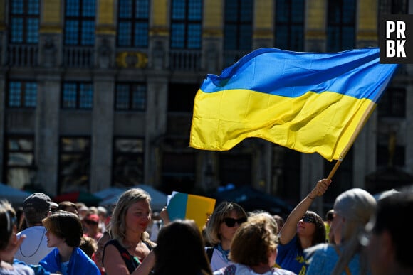 La présidente de la Commission européenne, Ursula von der Leyen, participe à la célébration du jour de l'indépendance de l'Ukraine sur la Grand Place à Bruxelles, Belgique, le 24 août 2022. Les Ukrainiens célèbrent 31 ans d'indépendance alors que cela fait six mois que l'invasion russe de l'Ukraine a commencé. Un grand nombre de résidents ukrainiens ont déployé un drapeau ukrainien en présence de l'ambassadeur d'Ukraine auprès de l'UE, Vsevolod Chentsov ainsi que de la chargée d'affaires d'Ukraine en Belgique, Natalia Anoshyna et du bourgmestre de Bruxelles Philippe Close souhaitant confirmer leur soutien à l'Ukraine en ce conflit. © Frédéric Andrieu/Bestimage  European Commission President Ursula von der Leyen participates in the celebration of Ukraine's Independence Day on the Grand Place in Brussels, Belgium, August 24, 2022. Ukrainians are marking 31 years of independence while it has been six months since the Russian invasion of Ukraine began. A large number of Ukrainian residents unfurled a Ukrainian flag in the presence of the Ukrainian Ambassador to the EU Vsevolod Chentsov as well as the Chargé d'affaires of Ukraine Natalia Anoshynaen Belgium and the mayor of Brussels Philippe Close wishing to confirm their support to Ukraine in this conflict. 