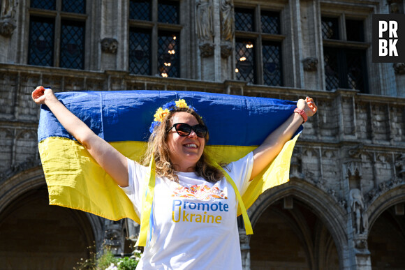 La présidente de la Commission européenne, Ursula von der Leyen, participe à la célébration du jour de l'indépendance de l'Ukraine sur la Grand Place à Bruxelles, Belgique, le 24 août 2022. Les Ukrainiens célèbrent 31 ans d'indépendance alors que cela fait six mois que l'invasion russe de l'Ukraine a commencé. Un grand nombre de résidents ukrainiens ont déployé un drapeau ukrainien en présence de l'ambassadeur d'Ukraine auprès de l'UE, Vsevolod Chentsov ainsi que de la chargée d'affaires d'Ukraine en Belgique, Natalia Anoshyna et du bourgmestre de Bruxelles Philippe Close souhaitant confirmer leur soutien à l'Ukraine en ce conflit. © Frédéric Andrieu/Bestimage  European Commission President Ursula von der Leyen participates in the celebration of Ukraine's Independence Day on the Grand Place in Brussels, Belgium, August 24, 2022. Ukrainians are marking 31 years of independence while it has been six months since the Russian invasion of Ukraine began. A large number of Ukrainian residents unfurled a Ukrainian flag in the presence of the Ukrainian Ambassador to the EU Vsevolod Chentsov as well as the Chargé d'affaires of Ukraine Natalia Anoshynaen Belgium and the mayor of Brussels Philippe Close wishing to confirm their support to Ukraine in this conflict. 