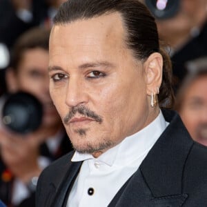 Johnny Depp - Montée des marches du film « Jeanne du Barry » pour la cérémonie d’ouverture du 76ème Festival International du Film de Cannes, au Palais des Festivals à Cannes. Le 16 mai 2023 © Jacovides-Moreau / Bestimage