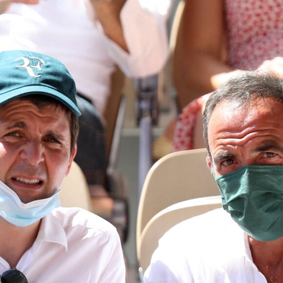Thomas Sotto et Nikos Aliagas dans les tribunes des Internationaux de France de Roland Garros à Paris le 11 juin 2021. © Dominique Jacovides / Bestimage
