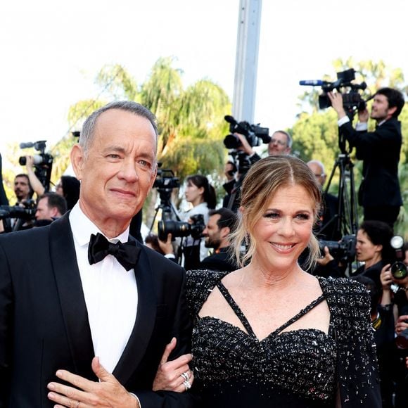 Tom Hanks et sa femme Rita Wilson - Montée des marches du film « Asteroid City » lors du 76ème Festival International du Film de Cannes, au Palais des Festivals à Cannes. Le 23 mai 2023 © Jacovides-Moreau / Bestimage  Red carpet of the movie « Asteroid City » during the 76th Cannes International Film Festival at the Palais des Festivals in Cannes, France. On may 23th 2023 