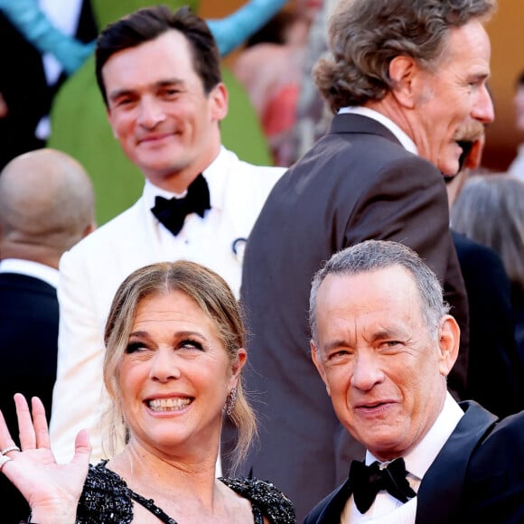 Rita Wilson et son mari Tom Hanks - Montée des marches du film « Asteroid City » lors du 76ème Festival International du Film de Cannes, au Palais des Festivals à Cannes. Le 23 mai 2023 © Jacovides-Moreau / Bestimage  Red carpet of the movie « Asteroid City » during the 76th Cannes International Film Festival at the Palais des Festivals in Cannes, France. On may 23th 2023 