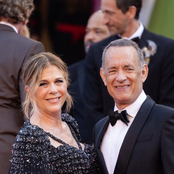 Tom Hanks et sa femme Rita Wilson - Montée des marches du film « Asteroid City » lors du 76ème Festival International du Film de Cannes, au Palais des Festivals à Cannes. Le 23 mai 2023 © Olivier Borde / Bestimage  Red carpet of the movie « Asteroid City » during the 76th Cannes International Film Festival at the Palais des Festivals in Cannes, France. On may 23th 2023 