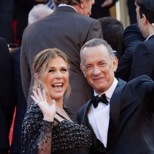 Rita Wilson et son mari Tom Hanks - Montée des marches du film « Asteroid City » lors du 76ème Festival International du Film de Cannes, au Palais des Festivals à Cannes. Le 23 mai 2023 © Jacovides-Moreau / Bestimage  Red carpet of the movie « Asteroid City » during the 76th Cannes International Film Festival at the Palais des Festivals in Cannes, France. On may 23th 2023 