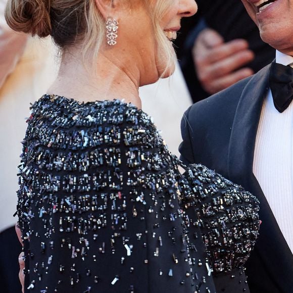 Rita Wilson et son mari Tom Hanks - Montée des marches du film « Asteroid City » lors du 76ème Festival International du Film de Cannes, au Palais des Festivals à Cannes. Le 23 mai 2023 © Jacovides-Moreau / Bestimage  Red carpet of the movie « Asteroid City » during the 76th Cannes International Film Festival at the Palais des Festivals in Cannes, France. On may 23th 2023 