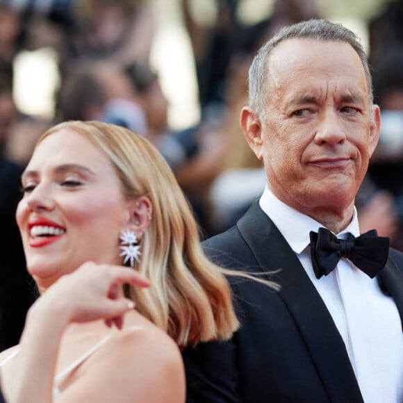 Scarlett Johansson, Tom Hanks - Montée des marches du film « Asteroid City » lors du 76ème Festival International du Film de Cannes, au Palais des Festivals à Cannes. Le 23 mai 2023 © Jacovides-Moreau / Bestimage  Red carpet of the movie « Asteroid City » during the 76th Cannes International Film Festival at the Palais des Festivals in Cannes, France. On may 23th 2023 