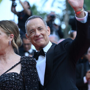 Tom Hanks et sa femme Rita Wilson à la montée des marches de "Asteroid City" lors du 76ème Festival International du Film de Cannes, le 23 mai 2023. © Rachid Bellak/Bestimage  Celebrities at the red carpet of "Asteroid City" during the 76th International Cannes Film Festival. May 23rd, 2023. 