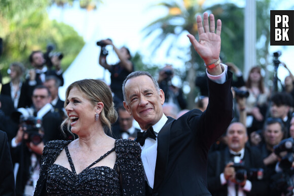 Tom Hanks et sa femme Rita Wilson à la montée des marches de "Asteroid City" lors du 76ème Festival International du Film de Cannes, le 23 mai 2023. © Rachid Bellak/Bestimage  Celebrities at the red carpet of "Asteroid City" during the 76th International Cannes Film Festival. May 23rd, 2023. 