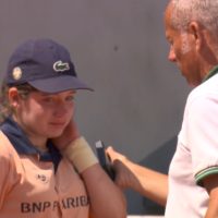 Roland-Garros 2023 : une ramasseuse en pleurs après avoir pris une balle dans la tête, deux joueuses disqualifiées