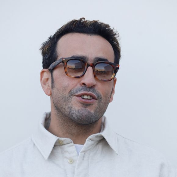 Avec, comme toujours, quelques touches d'humour.
Jonathan Cohen - Les célébrités au photocall du défilé Jacquemus pour la présentatation de la toute dernière collection "Le Raphia" au Bourget, Seine-Saint-Denis (93), France, le 12 décembre 2022. © Veeren-Clovis/Bestimage