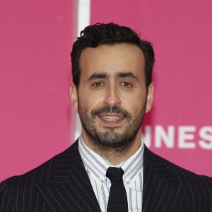 Jonathan Cohen (habillé en Ralph Lauren) sur le pink carpet de la cérémonie de clôture de la 5ème saison du festival Canneseries le 6 avril 2022. © Denis Guignebourg / Bestimage