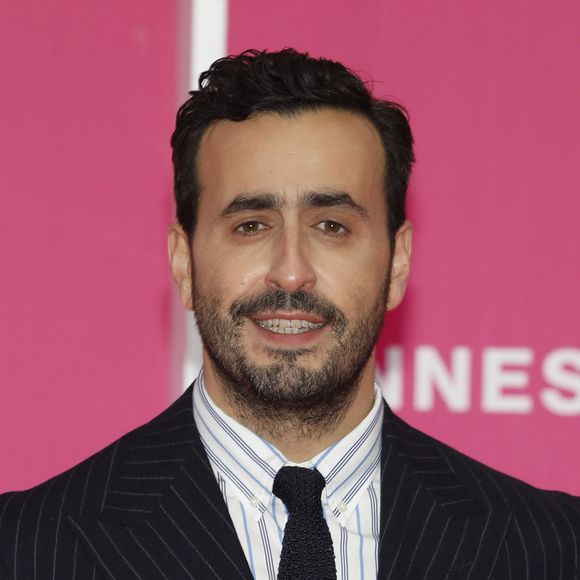 Jonathan Cohen (habillé en Ralph Lauren) sur le pink carpet de la cérémonie de clôture de la 5ème saison du festival Canneseries le 6 avril 2022. © Denis Guignebourg / Bestimage