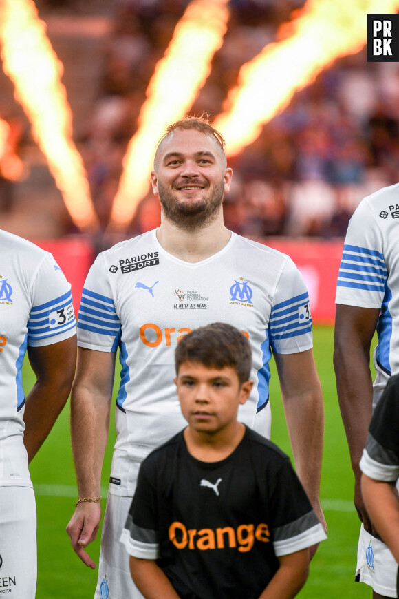 Pour l'occasion, il a ouvert une boutique éphémère dans sa ville, à Marseille.
Le rappeur Jul - Match des héros entre l'équipe OM Legends et l'équipe UNICEF au stade Orange Velodrome à Marseille le 13 octobre 2021. © Jean-René Santini/Bestimage