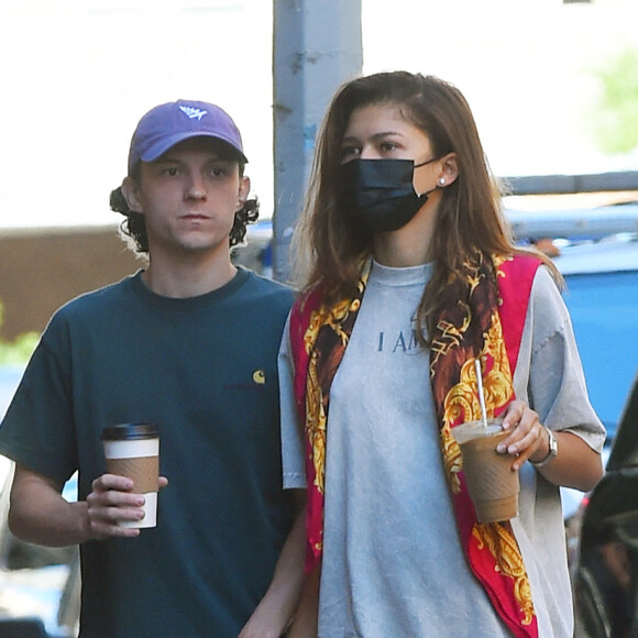 Exclusif - Tom Holland et sa compagne Zendaya se promènent en amoureux à New York le 2 septembre 2022.