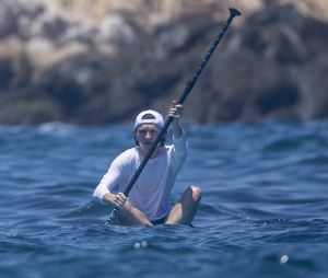 Exclusif - Tom Holland fait du paddle lors de ses vacances à Cabo san Lucas au Mexique le 1er aout 2022.